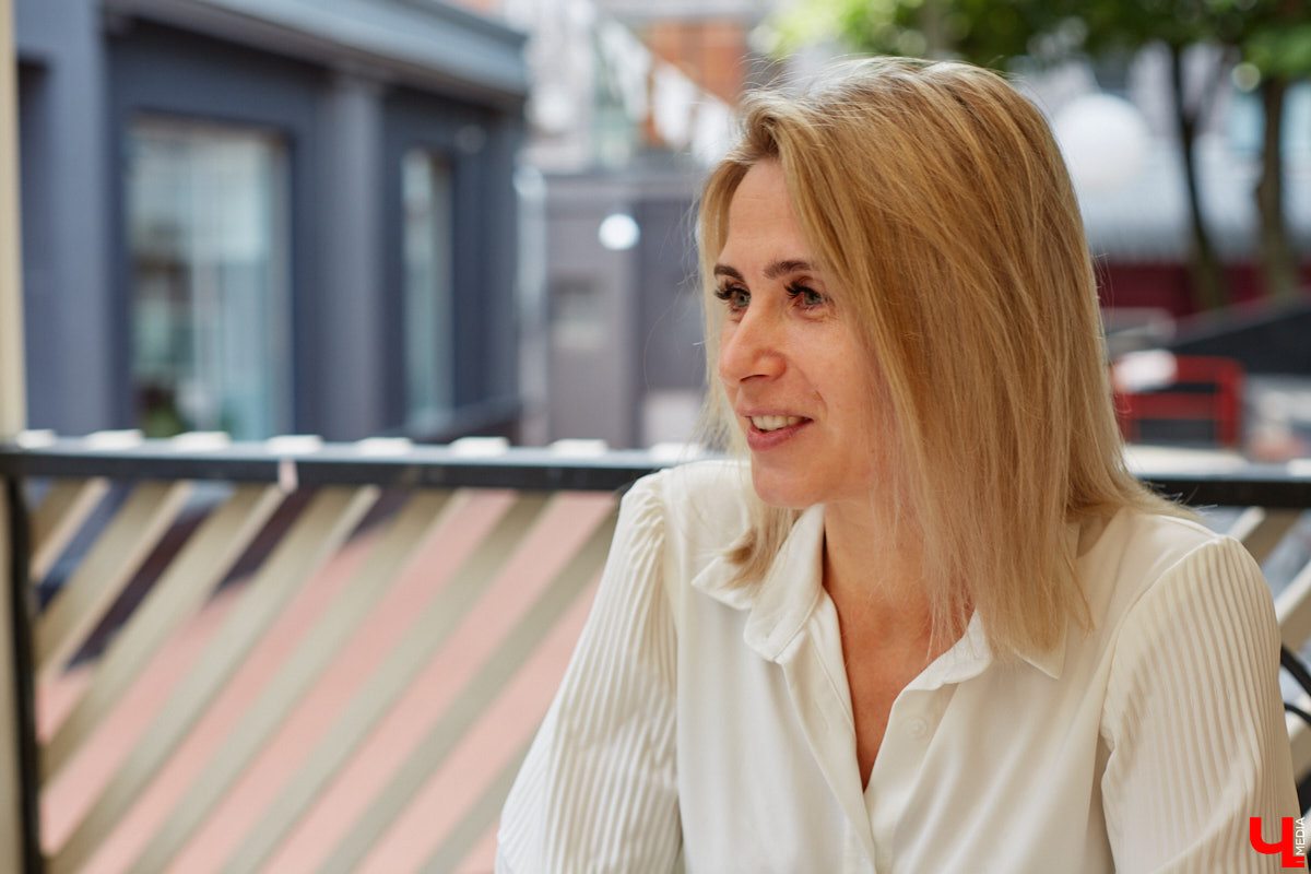 Жизненный путь сравним с книгой, а жанр может меняться по ходу развития сюжета. Мать шестерых детей Ольга Лапшина смогла оставить позади драму, написав для нее хеппи-энд. Эта хрупкая девушка бросила все, ушла от мужа-абьюзера, переехала с детворой во Владимир, где и обрела наконец внутреннюю гармонию.