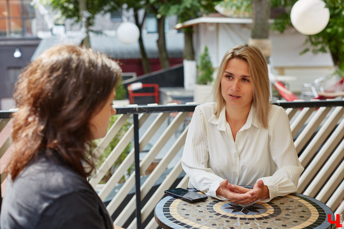 Жизненный путь сравним с книгой, а жанр может меняться по ходу развития сюжета. Мать шестерых детей Ольга Лапшина смогла оставить позади драму, написав для нее хеппи-энд. Эта хрупкая девушка бросила все, ушла от мужа-абьюзера, переехала с детворой во Владимир, где и обрела наконец внутреннюю гармонию.