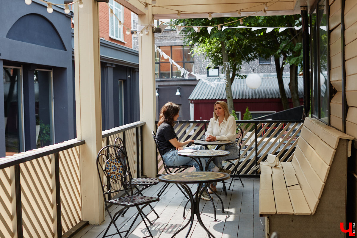 Жизненный путь сравним с книгой, а жанр может меняться по ходу развития сюжета. Мать шестерых детей Ольга Лапшина смогла оставить позади драму, написав для нее хеппи-энд. Эта хрупкая девушка бросила все, ушла от мужа-абьюзера, переехала с детворой во Владимир, где и обрела наконец внутреннюю гармонию.