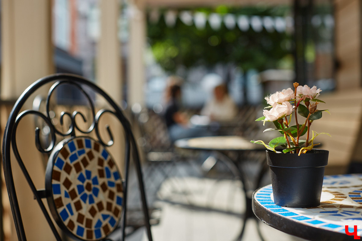 Жизненный путь сравним с книгой, а жанр может меняться по ходу развития сюжета. Мать шестерых детей Ольга Лапшина смогла оставить позади драму, написав для нее хеппи-энд. Эта хрупкая девушка бросила все, ушла от мужа-абьюзера, переехала с детворой во Владимир, где и обрела наконец внутреннюю гармонию.