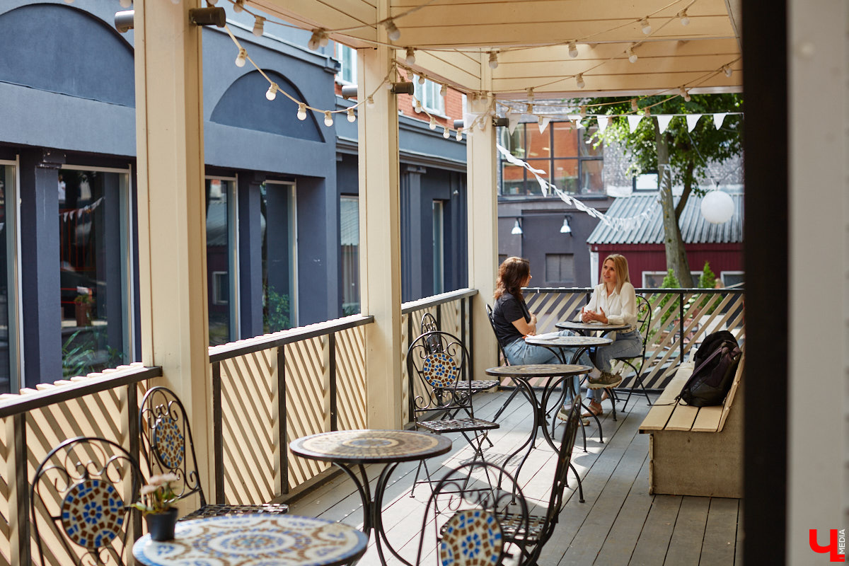 Жизненный путь сравним с книгой, а жанр может меняться по ходу развития сюжета. Мать шестерых детей Ольга Лапшина смогла оставить позади драму, написав для нее хеппи-энд. Эта хрупкая девушка бросила все, ушла от мужа-абьюзера, переехала с детворой во Владимир, где и обрела наконец внутреннюю гармонию.