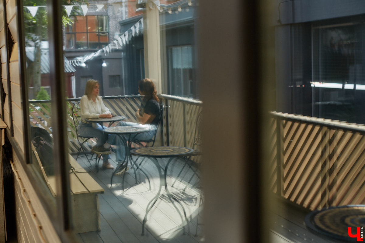 Жизненный путь сравним с книгой, а жанр может меняться по ходу развития сюжета. Мать шестерых детей Ольга Лапшина смогла оставить позади драму, написав для нее хеппи-энд. Эта хрупкая девушка бросила все, ушла от мужа-абьюзера, переехала с детворой во Владимир, где и обрела наконец внутреннюю гармонию.