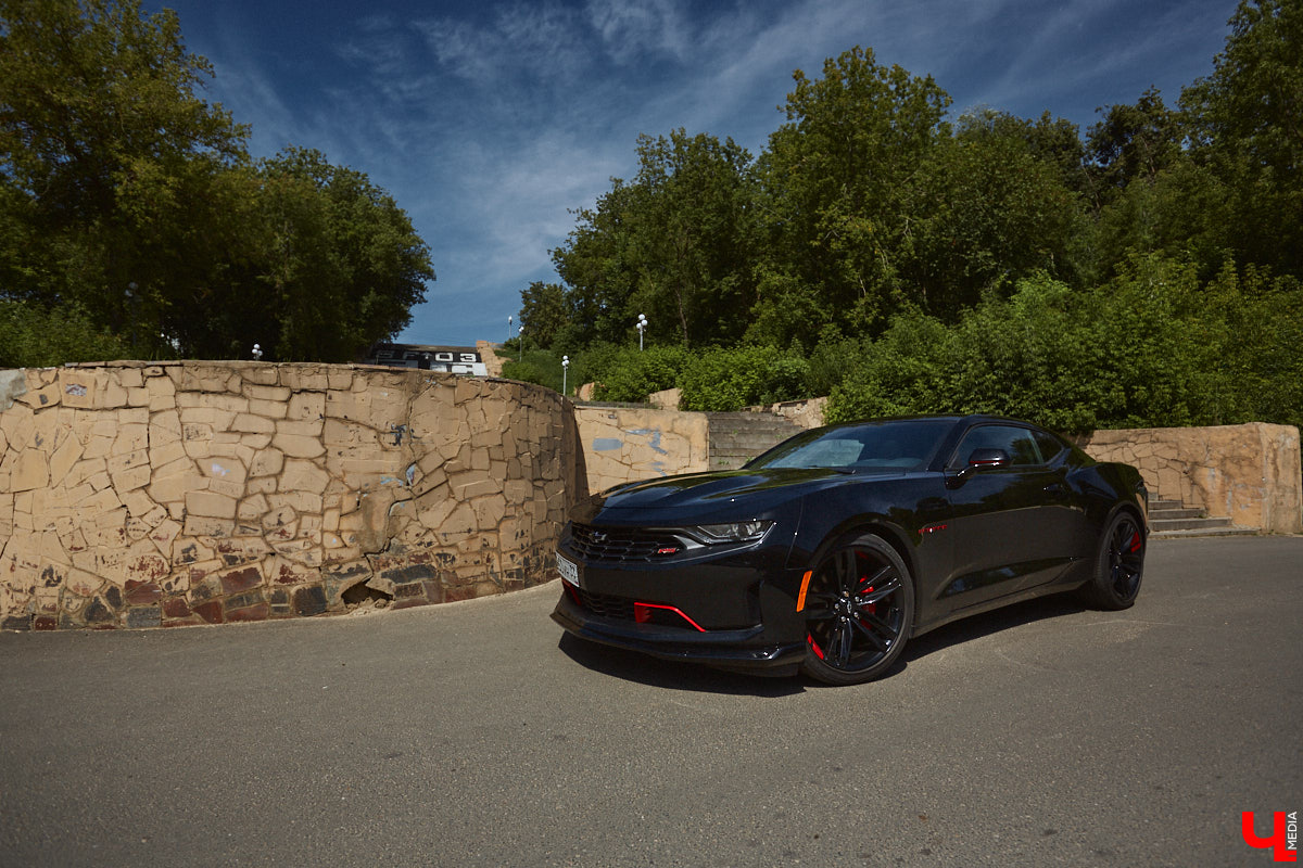 В детстве многие из нас мечтали сесть за руль красивой машины, увиденной на экране или витрине магазина игрушек. Закрыть давний гештальт решил Тимур Фатехов. Выбор отца двух прекрасных дочек пал на брутальный Chevrolet Camaro шестого поколения. Впечатлениями о приобретенном маслкаре владимирец поделился с «Ключ-Медиа».