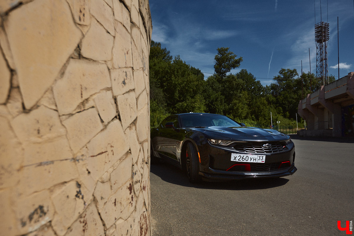 В детстве многие из нас мечтали сесть за руль красивой машины, увиденной на экране или витрине магазина игрушек. Закрыть давний гештальт решил Тимур Фатехов. Выбор отца двух прекрасных дочек пал на брутальный Chevrolet Camaro шестого поколения. Впечатлениями о приобретенном маслкаре владимирец поделился с «Ключ-Медиа».