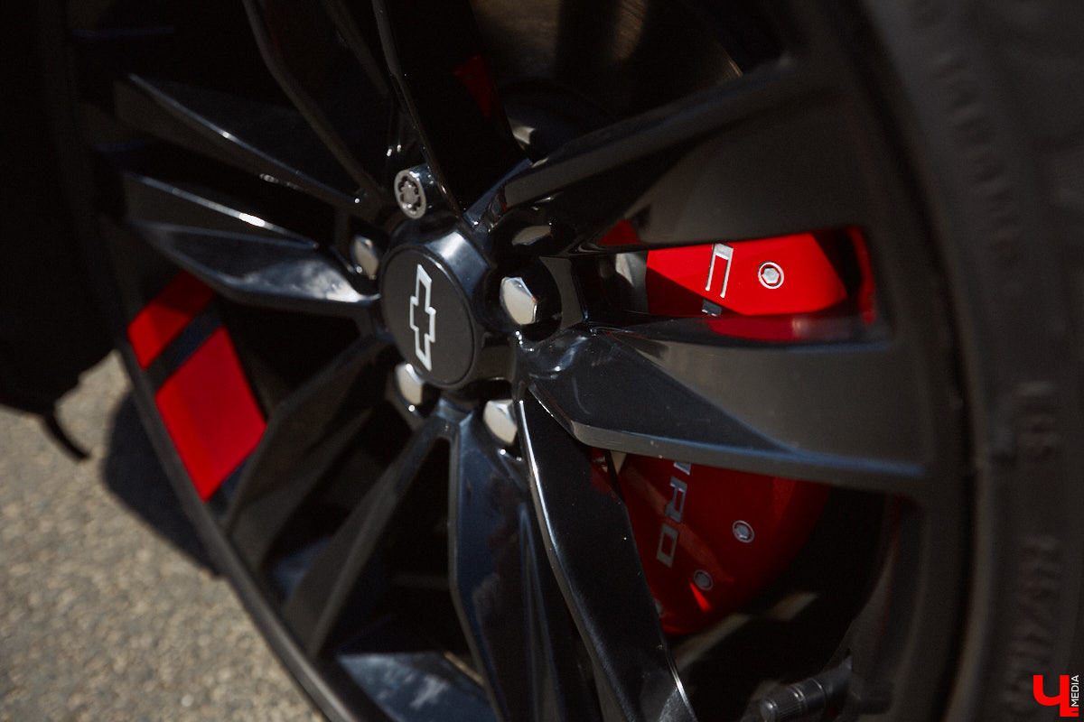 В детстве многие из нас мечтали сесть за руль красивой машины, увиденной на экране или витрине магазина игрушек. Закрыть давний гештальт решил Тимур Фатехов. Выбор отца двух прекрасных дочек пал на брутальный Chevrolet Camaro шестого поколения. Впечатлениями о приобретенном маслкаре владимирец поделился с «Ключ-Медиа».