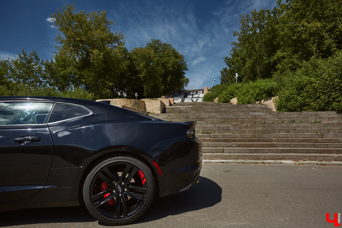 В детстве многие из нас мечтали сесть за руль красивой машины, увиденной на экране или витрине магазина игрушек. Закрыть давний гештальт решил Тимур Фатехов. Выбор отца двух прекрасных дочек пал на брутальный Chevrolet Camaro шестого поколения. Впечатлениями о приобретенном маслкаре владимирец поделился с «Ключ-Медиа».