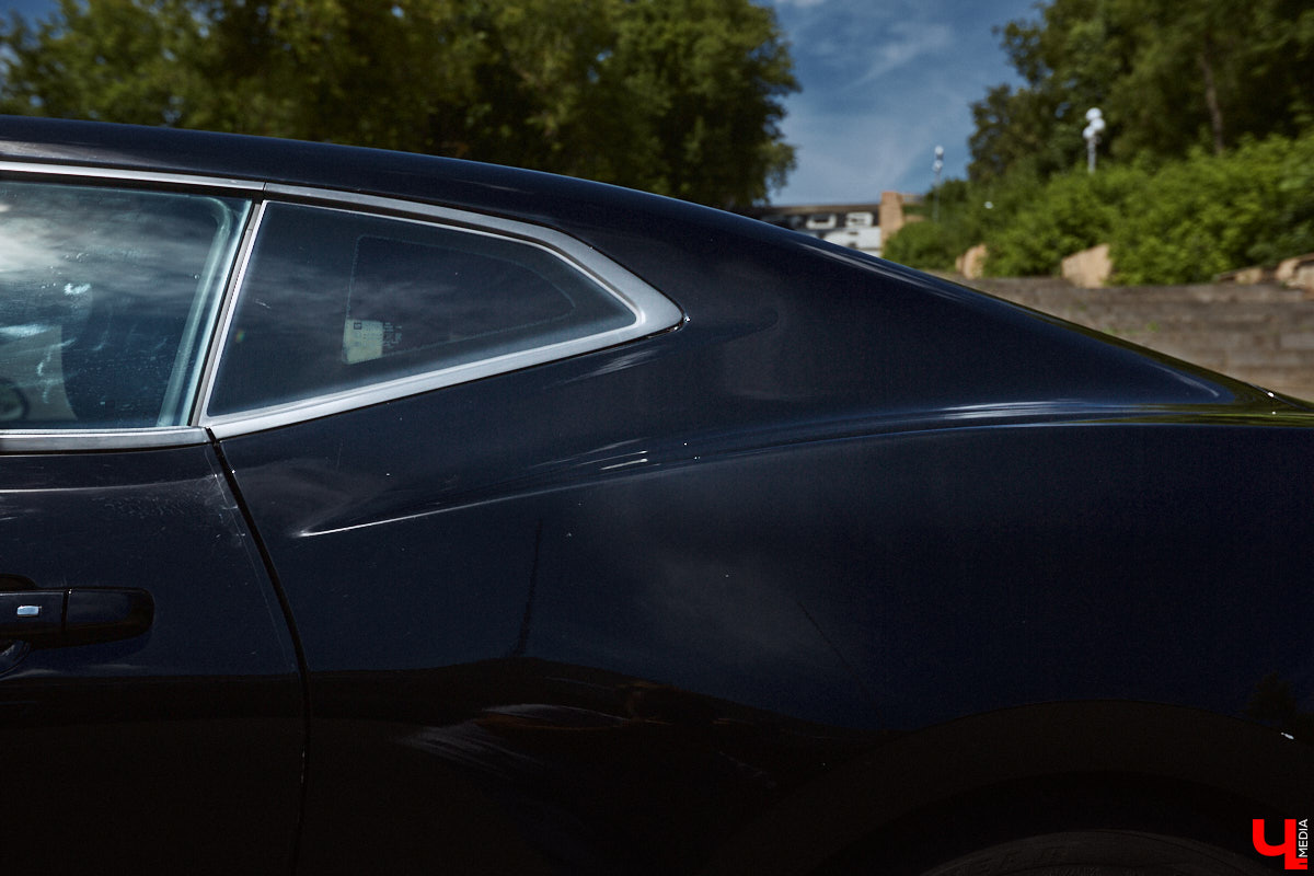 В детстве многие из нас мечтали сесть за руль красивой машины, увиденной на экране или витрине магазина игрушек. Закрыть давний гештальт решил Тимур Фатехов. Выбор отца двух прекрасных дочек пал на брутальный Chevrolet Camaro шестого поколения. Впечатлениями о приобретенном маслкаре владимирец поделился с «Ключ-Медиа».