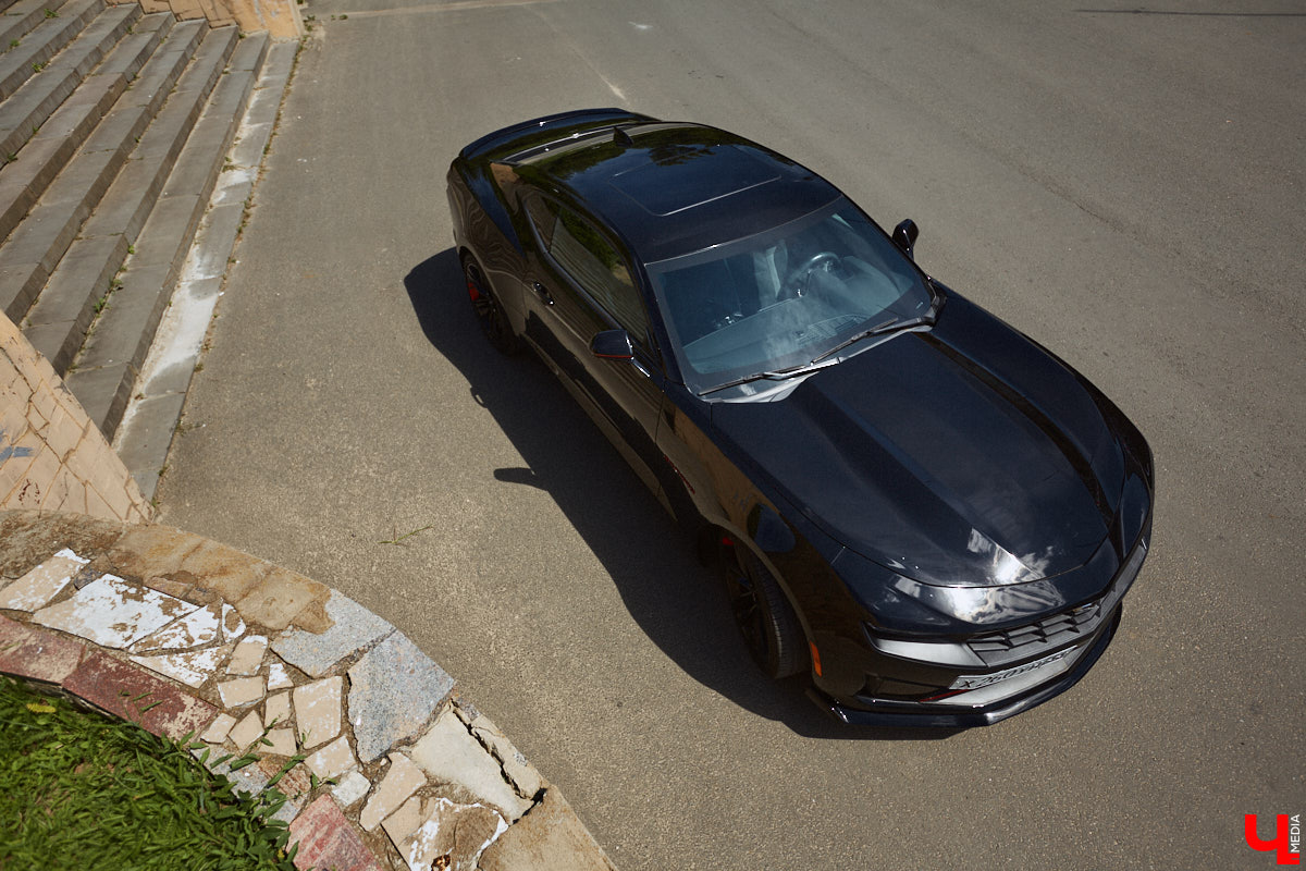 В детстве многие из нас мечтали сесть за руль красивой машины, увиденной на экране или витрине магазина игрушек. Закрыть давний гештальт решил Тимур Фатехов. Выбор отца двух прекрасных дочек пал на брутальный Chevrolet Camaro шестого поколения. Впечатлениями о приобретенном маслкаре владимирец поделился с «Ключ-Медиа».