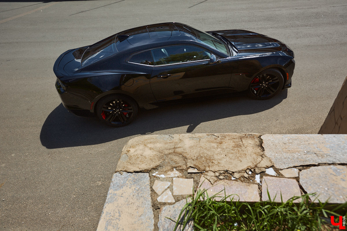 В детстве многие из нас мечтали сесть за руль красивой машины, увиденной на экране или витрине магазина игрушек. Закрыть давний гештальт решил Тимур Фатехов. Выбор отца двух прекрасных дочек пал на брутальный Chevrolet Camaro шестого поколения. Впечатлениями о приобретенном маслкаре владимирец поделился с «Ключ-Медиа».