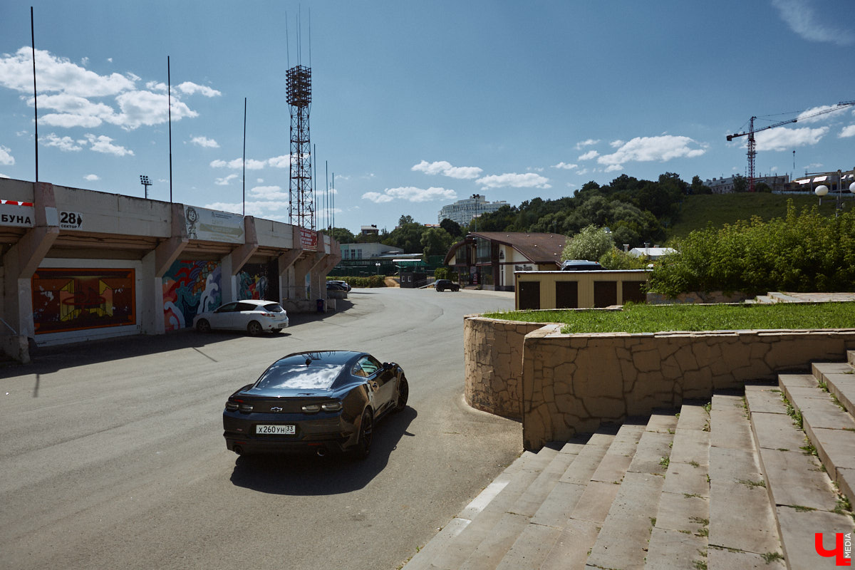 В детстве многие из нас мечтали сесть за руль красивой машины, увиденной на экране или витрине магазина игрушек. Закрыть давний гештальт решил Тимур Фатехов. Выбор отца двух прекрасных дочек пал на брутальный Chevrolet Camaro шестого поколения. Впечатлениями о приобретенном маслкаре владимирец поделился с «Ключ-Медиа».