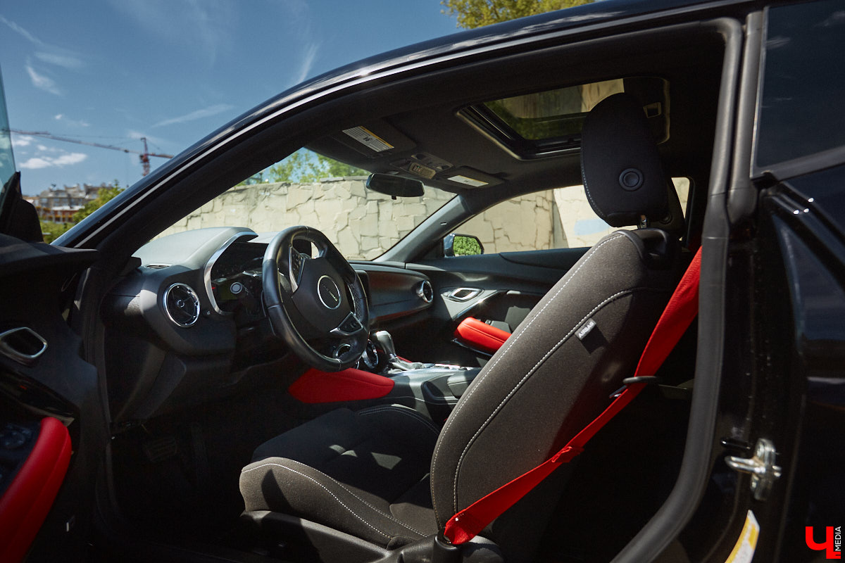 В детстве многие из нас мечтали сесть за руль красивой машины, увиденной на экране или витрине магазина игрушек. Закрыть давний гештальт решил Тимур Фатехов. Выбор отца двух прекрасных дочек пал на брутальный Chevrolet Camaro шестого поколения. Впечатлениями о приобретенном маслкаре владимирец поделился с «Ключ-Медиа».