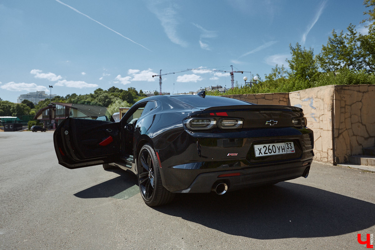 В детстве многие из нас мечтали сесть за руль красивой машины, увиденной на экране или витрине магазина игрушек. Закрыть давний гештальт решил Тимур Фатехов. Выбор отца двух прекрасных дочек пал на брутальный Chevrolet Camaro шестого поколения. Впечатлениями о приобретенном маслкаре владимирец поделился с «Ключ-Медиа».