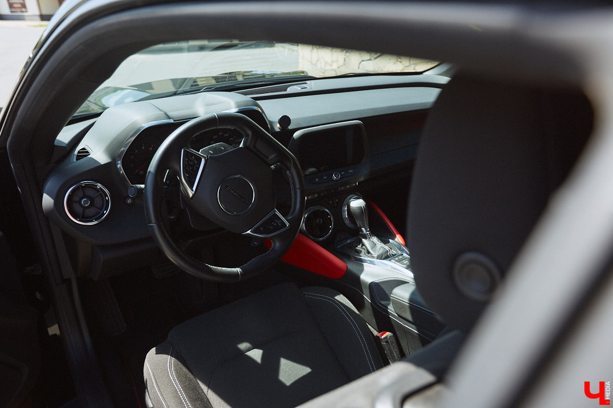 В детстве многие из нас мечтали сесть за руль красивой машины, увиденной на экране или витрине магазина игрушек. Закрыть давний гештальт решил Тимур Фатехов. Выбор отца двух прекрасных дочек пал на брутальный Chevrolet Camaro шестого поколения. Впечатлениями о приобретенном маслкаре владимирец поделился с «Ключ-Медиа».