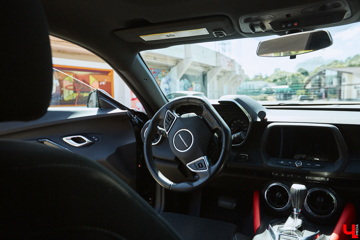 В детстве многие из нас мечтали сесть за руль красивой машины, увиденной на экране или витрине магазина игрушек. Закрыть давний гештальт решил Тимур Фатехов. Выбор отца двух прекрасных дочек пал на брутальный Chevrolet Camaro шестого поколения. Впечатлениями о приобретенном маслкаре владимирец поделился с «Ключ-Медиа».