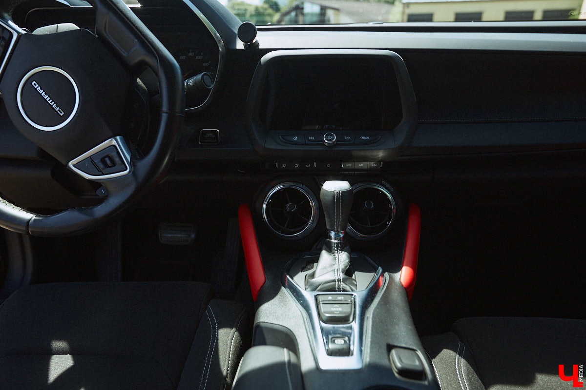 В детстве многие из нас мечтали сесть за руль красивой машины, увиденной на экране или витрине магазина игрушек. Закрыть давний гештальт решил Тимур Фатехов. Выбор отца двух прекрасных дочек пал на брутальный Chevrolet Camaro шестого поколения. Впечатлениями о приобретенном маслкаре владимирец поделился с «Ключ-Медиа».