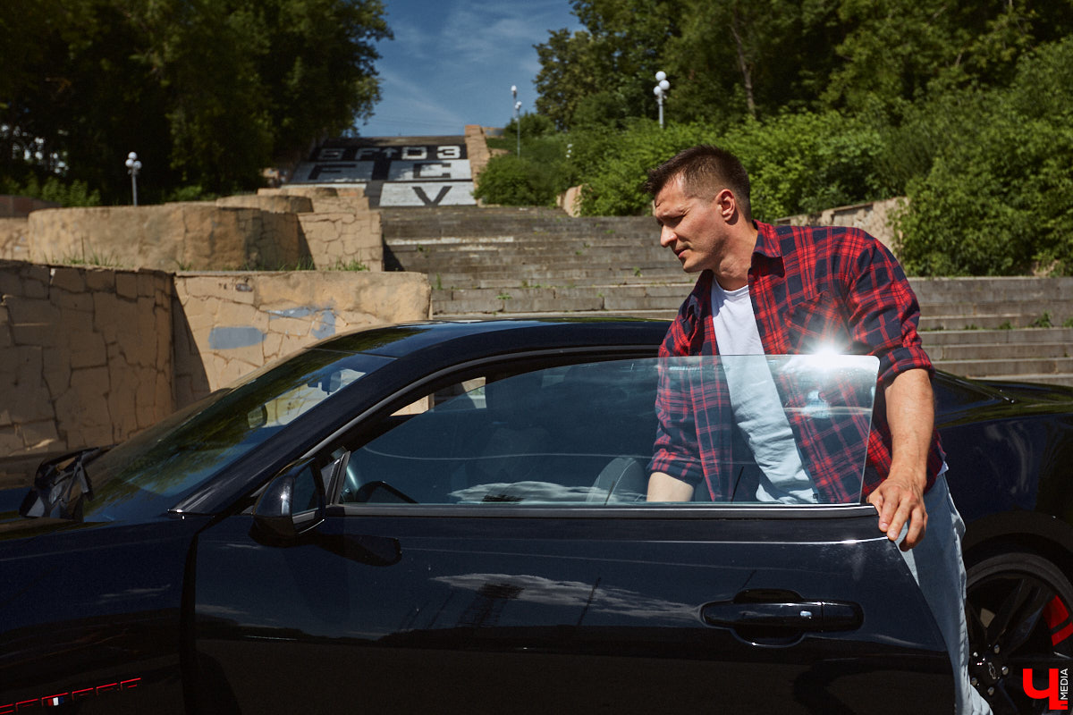 В детстве многие из нас мечтали сесть за руль красивой машины, увиденной на экране или витрине магазина игрушек. Закрыть давний гештальт решил Тимур Фатехов. Выбор отца двух прекрасных дочек пал на брутальный Chevrolet Camaro шестого поколения. Впечатлениями о приобретенном маслкаре владимирец поделился с «Ключ-Медиа».