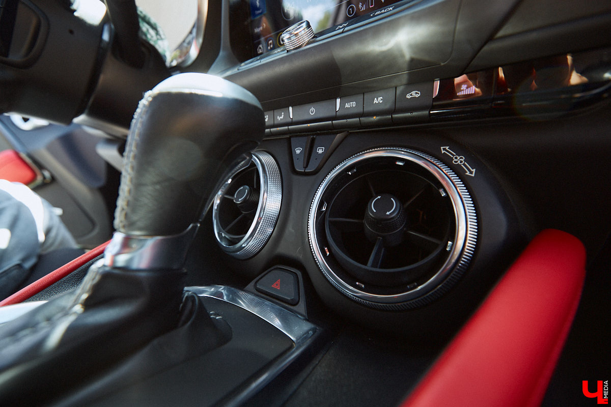 В детстве многие из нас мечтали сесть за руль красивой машины, увиденной на экране или витрине магазина игрушек. Закрыть давний гештальт решил Тимур Фатехов. Выбор отца двух прекрасных дочек пал на брутальный Chevrolet Camaro шестого поколения. Впечатлениями о приобретенном маслкаре владимирец поделился с «Ключ-Медиа».