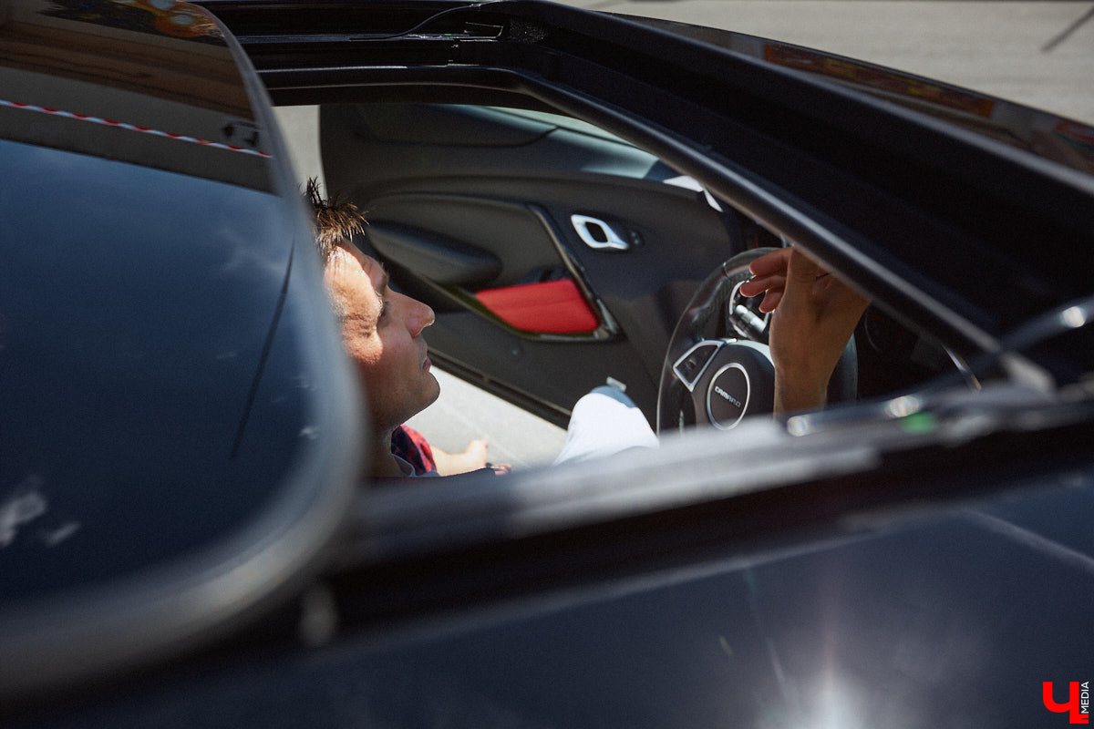 В детстве многие из нас мечтали сесть за руль красивой машины, увиденной на экране или витрине магазина игрушек. Закрыть давний гештальт решил Тимур Фатехов. Выбор отца двух прекрасных дочек пал на брутальный Chevrolet Camaro шестого поколения. Впечатлениями о приобретенном маслкаре владимирец поделился с «Ключ-Медиа».