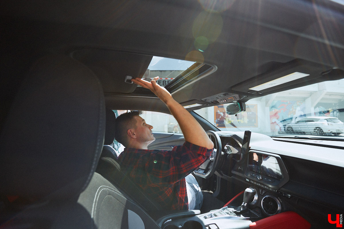 В детстве многие из нас мечтали сесть за руль красивой машины, увиденной на экране или витрине магазина игрушек. Закрыть давний гештальт решил Тимур Фатехов. Выбор отца двух прекрасных дочек пал на брутальный Chevrolet Camaro шестого поколения. Впечатлениями о приобретенном маслкаре владимирец поделился с «Ключ-Медиа».