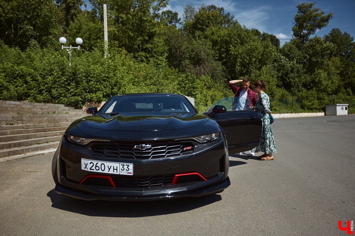 В детстве многие из нас мечтали сесть за руль красивой машины, увиденной на экране или витрине магазина игрушек. Закрыть давний гештальт решил Тимур Фатехов. Выбор отца двух прекрасных дочек пал на брутальный Chevrolet Camaro шестого поколения. Впечатлениями о приобретенном маслкаре владимирец поделился с «Ключ-Медиа».