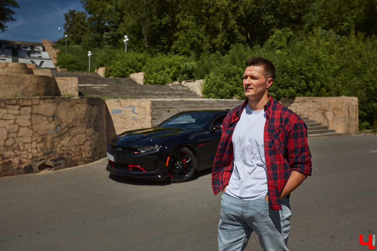 В детстве многие из нас мечтали сесть за руль красивой машины, увиденной на экране или витрине магазина игрушек. Закрыть давний гештальт решил Тимур Фатехов. Выбор отца двух прекрасных дочек пал на брутальный Chevrolet Camaro шестого поколения. Впечатлениями о приобретенном маслкаре владимирец поделился с «Ключ-Медиа».