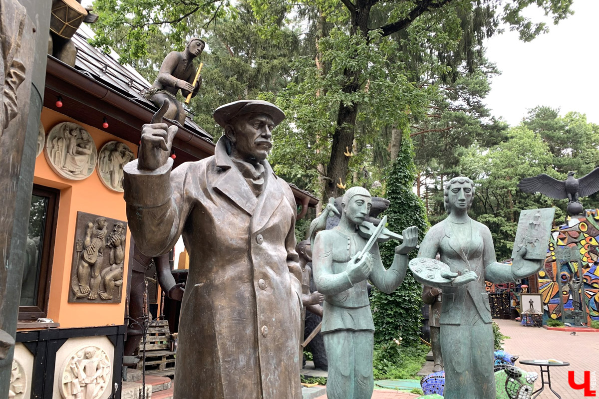 Переделкино        — легендарный дачный поселок, где жили и        творили известные писатели и        поэты. Но        одно место буквально разрушает привычные представления! Это Дом-музей скульптора Зураба Церетели. Зачарованный сад населяют гигантские фигуры, крошечные персонажи, сверкающие мозаикой животные, золотые птицы и        известные герои разных эпох. Столь необычная локация стала одной из        целей нового маршрута для поездки выходного дня.