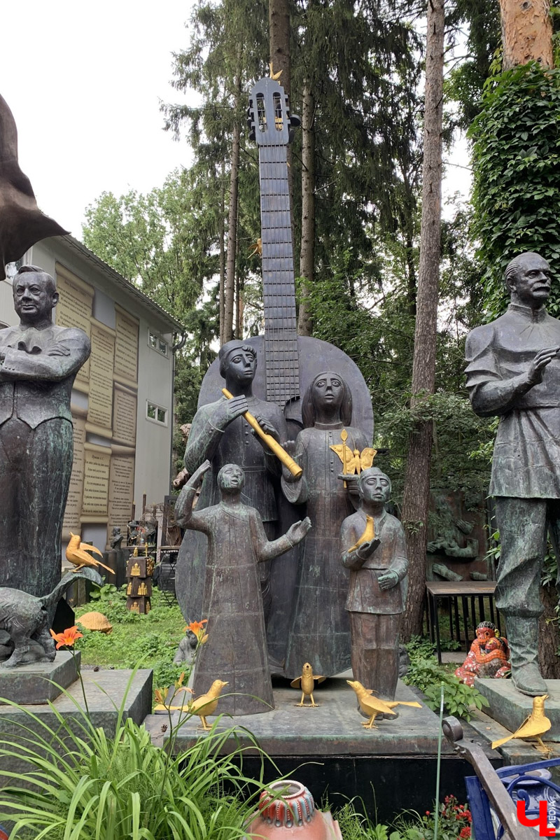 Переделкино        — легендарный дачный поселок, где жили и        творили известные писатели и        поэты. Но        одно место буквально разрушает привычные представления! Это Дом-музей скульптора Зураба Церетели. Зачарованный сад населяют гигантские фигуры, крошечные персонажи, сверкающие мозаикой животные, золотые птицы и        известные герои разных эпох. Столь необычная локация стала одной из        целей нового маршрута для поездки выходного дня.