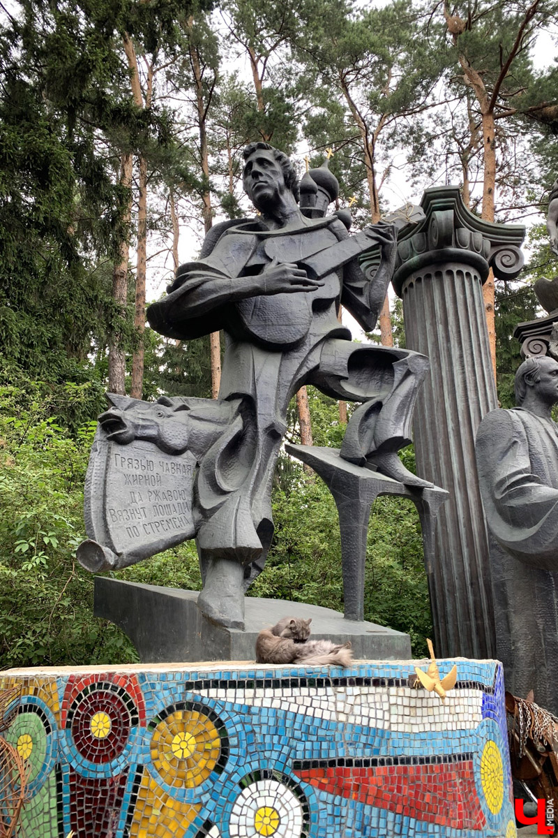 Переделкино        — легендарный дачный поселок, где жили и        творили известные писатели и        поэты. Но        одно место буквально разрушает привычные представления! Это Дом-музей скульптора Зураба Церетели. Зачарованный сад населяют гигантские фигуры, крошечные персонажи, сверкающие мозаикой животные, золотые птицы и        известные герои разных эпох. Столь необычная локация стала одной из        целей нового маршрута для поездки выходного дня.