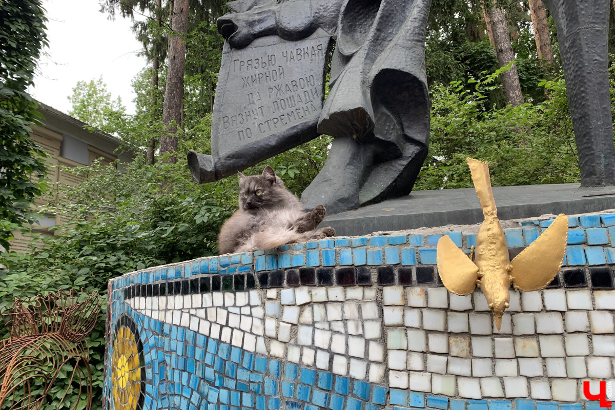 Переделкино        — легендарный дачный поселок, где жили и        творили известные писатели и        поэты. Но        одно место буквально разрушает привычные представления! Это Дом-музей скульптора Зураба Церетели. Зачарованный сад населяют гигантские фигуры, крошечные персонажи, сверкающие мозаикой животные, золотые птицы и        известные герои разных эпох. Столь необычная локация стала одной из        целей нового маршрута для поездки выходного дня.