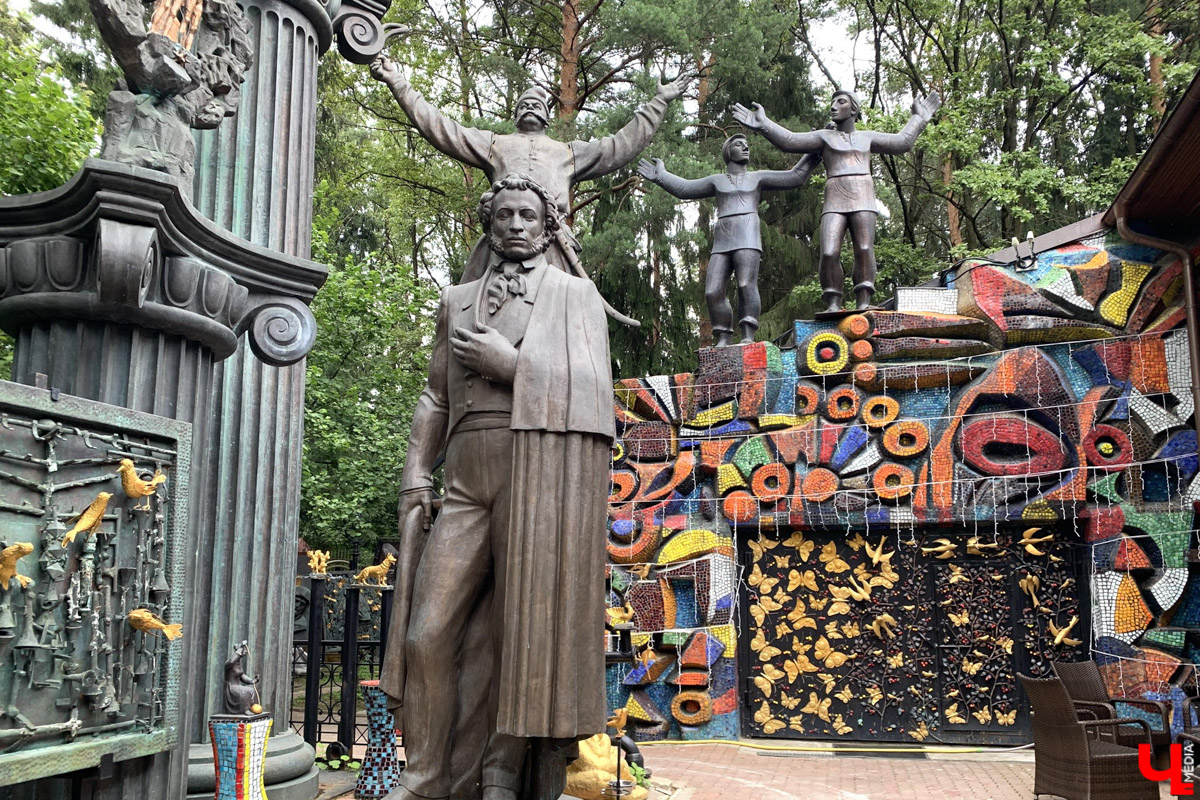 Переделкино        — легендарный дачный поселок, где жили и        творили известные писатели и        поэты. Но        одно место буквально разрушает привычные представления! Это Дом-музей скульптора Зураба Церетели. Зачарованный сад населяют гигантские фигуры, крошечные персонажи, сверкающие мозаикой животные, золотые птицы и        известные герои разных эпох. Столь необычная локация стала одной из        целей нового маршрута для поездки выходного дня.