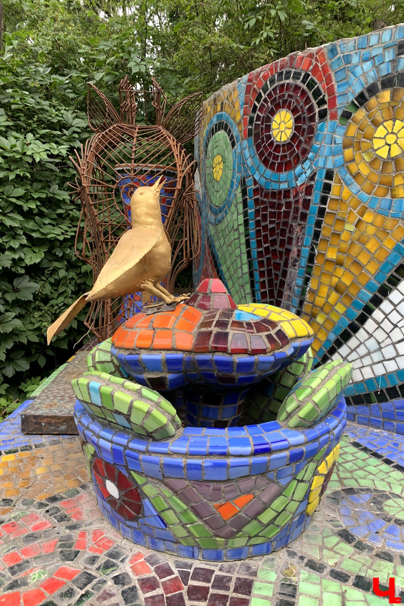 Переделкино        — легендарный дачный поселок, где жили и        творили известные писатели и        поэты. Но        одно место буквально разрушает привычные представления! Это Дом-музей скульптора Зураба Церетели. Зачарованный сад населяют гигантские фигуры, крошечные персонажи, сверкающие мозаикой животные, золотые птицы и        известные герои разных эпох. Столь необычная локация стала одной из        целей нового маршрута для поездки выходного дня.