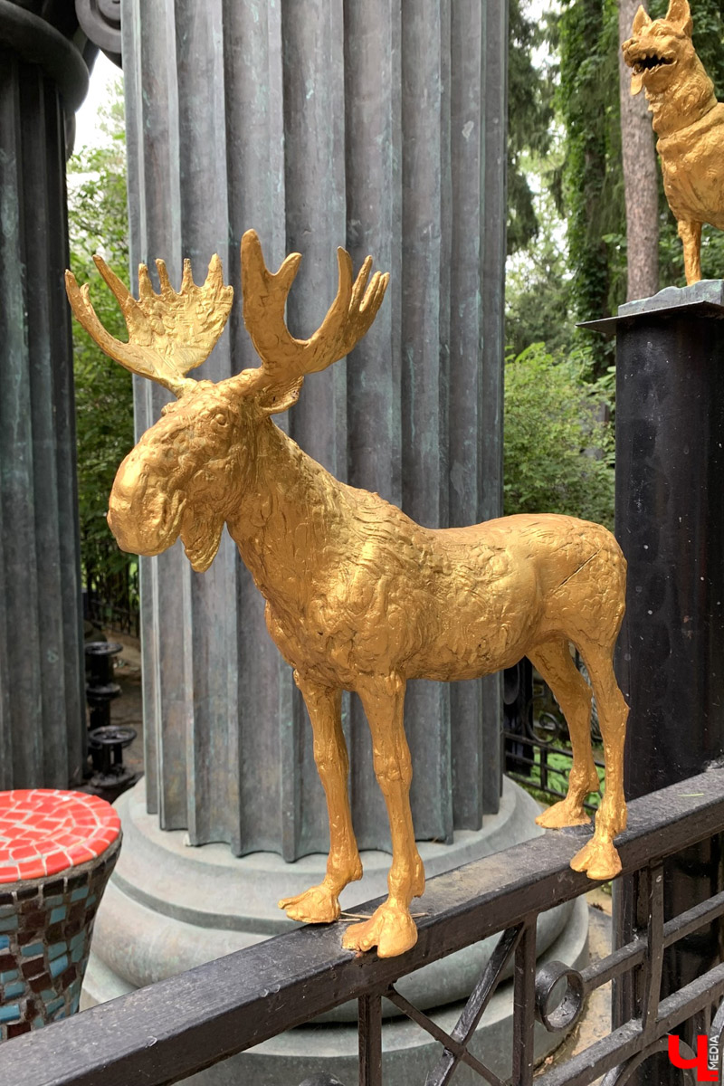 Переделкино        — легендарный дачный поселок, где жили и        творили известные писатели и        поэты. Но        одно место буквально разрушает привычные представления! Это Дом-музей скульптора Зураба Церетели. Зачарованный сад населяют гигантские фигуры, крошечные персонажи, сверкающие мозаикой животные, золотые птицы и        известные герои разных эпох. Столь необычная локация стала одной из        целей нового маршрута для поездки выходного дня.