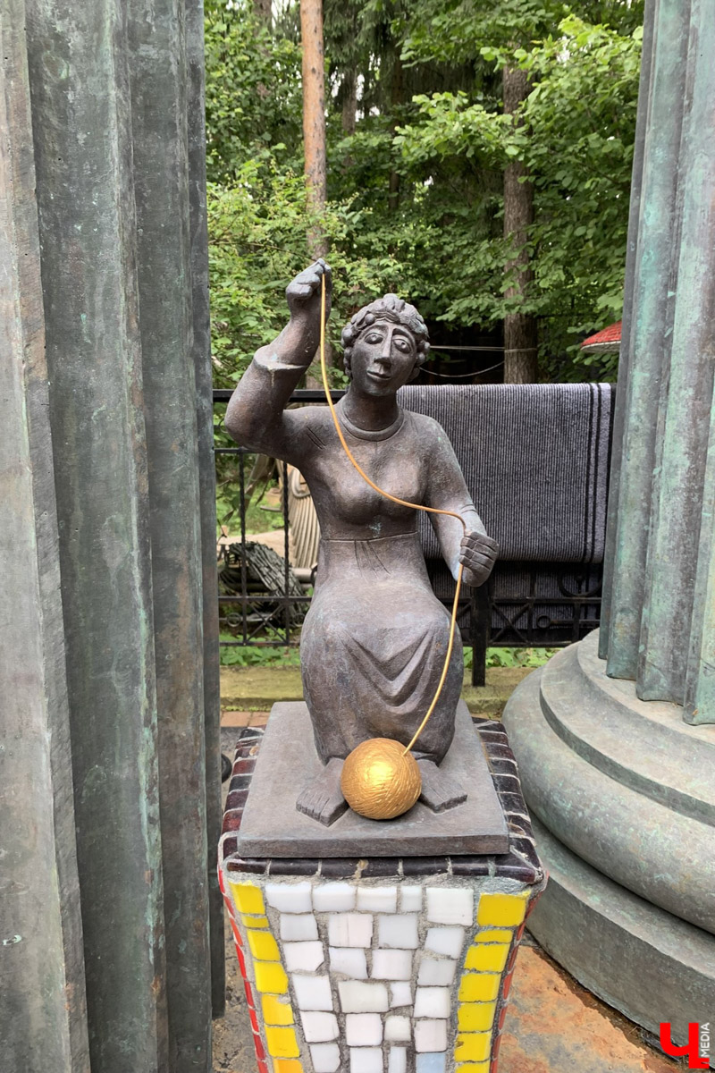 Переделкино        — легендарный дачный поселок, где жили и        творили известные писатели и        поэты. Но        одно место буквально разрушает привычные представления! Это Дом-музей скульптора Зураба Церетели. Зачарованный сад населяют гигантские фигуры, крошечные персонажи, сверкающие мозаикой животные, золотые птицы и        известные герои разных эпох. Столь необычная локация стала одной из        целей нового маршрута для поездки выходного дня.