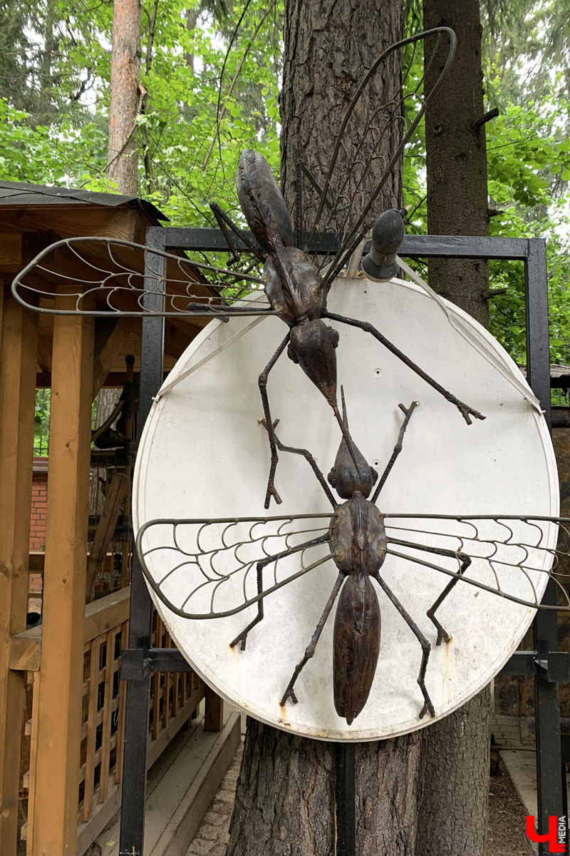 Переделкино        — легендарный дачный поселок, где жили и        творили известные писатели и        поэты. Но        одно место буквально разрушает привычные представления! Это Дом-музей скульптора Зураба Церетели. Зачарованный сад населяют гигантские фигуры, крошечные персонажи, сверкающие мозаикой животные, золотые птицы и        известные герои разных эпох. Столь необычная локация стала одной из        целей нового маршрута для поездки выходного дня.