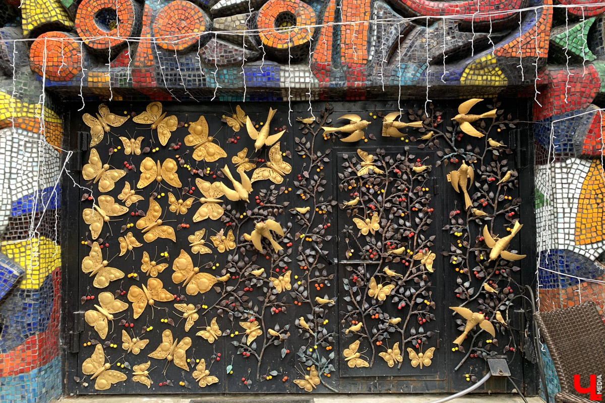 Переделкино        — легендарный дачный поселок, где жили и        творили известные писатели и        поэты. Но        одно место буквально разрушает привычные представления! Это Дом-музей скульптора Зураба Церетели. Зачарованный сад населяют гигантские фигуры, крошечные персонажи, сверкающие мозаикой животные, золотые птицы и        известные герои разных эпох. Столь необычная локация стала одной из        целей нового маршрута для поездки выходного дня.