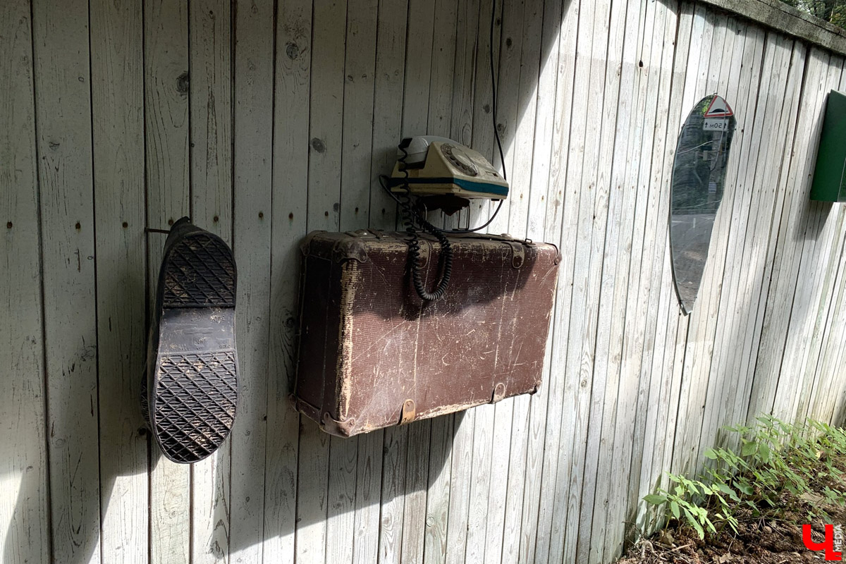 Переделкино        — легендарный дачный поселок, где жили и        творили известные писатели и        поэты. Но        одно место буквально разрушает привычные представления! Это Дом-музей скульптора Зураба Церетели. Зачарованный сад населяют гигантские фигуры, крошечные персонажи, сверкающие мозаикой животные, золотые птицы и        известные герои разных эпох. Столь необычная локация стала одной из        целей нового маршрута для поездки выходного дня.