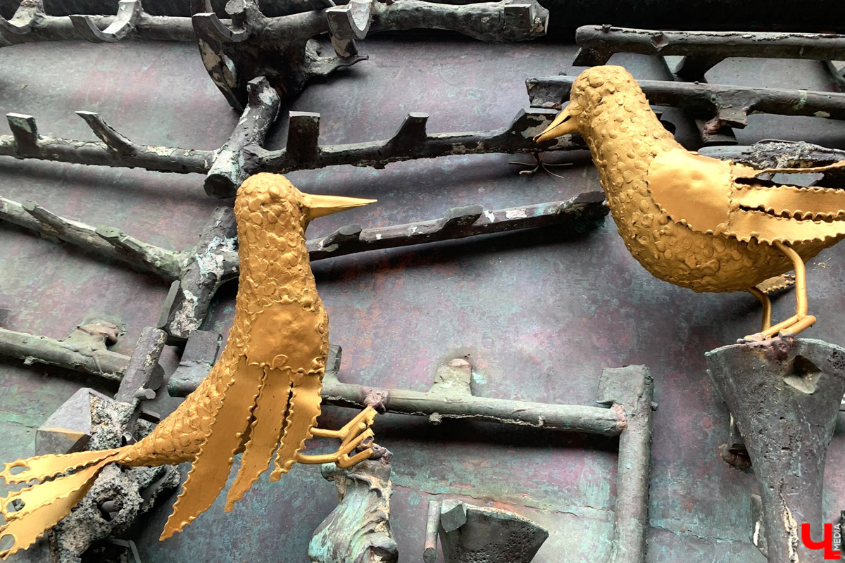 Переделкино        — легендарный дачный поселок, где жили и        творили известные писатели и        поэты. Но        одно место буквально разрушает привычные представления! Это Дом-музей скульптора Зураба Церетели. Зачарованный сад населяют гигантские фигуры, крошечные персонажи, сверкающие мозаикой животные, золотые птицы и        известные герои разных эпох. Столь необычная локация стала одной из        целей нового маршрута для поездки выходного дня.