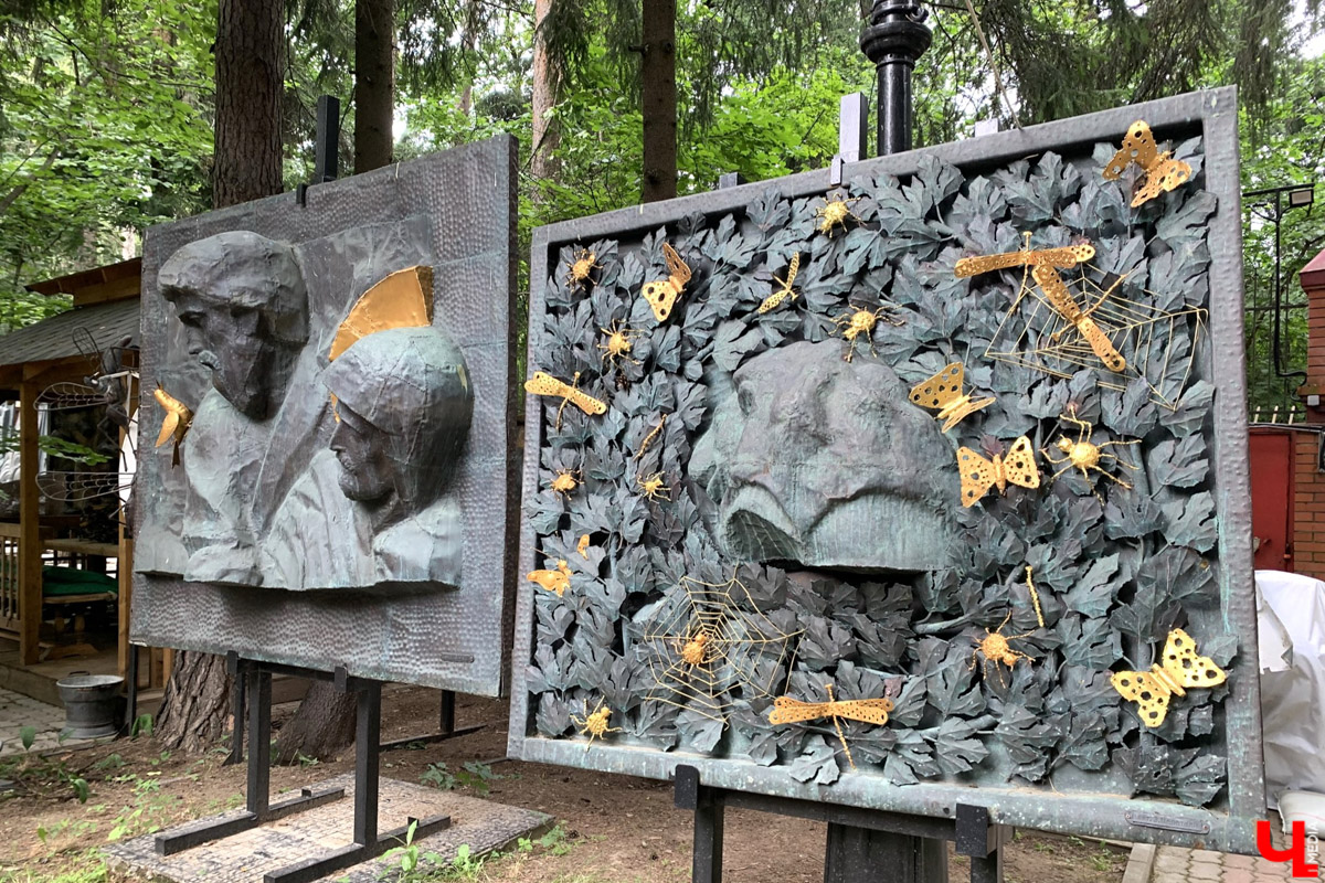 Переделкино        — легендарный дачный поселок, где жили и        творили известные писатели и        поэты. Но        одно место буквально разрушает привычные представления! Это Дом-музей скульптора Зураба Церетели. Зачарованный сад населяют гигантские фигуры, крошечные персонажи, сверкающие мозаикой животные, золотые птицы и        известные герои разных эпох. Столь необычная локация стала одной из        целей нового маршрута для поездки выходного дня.