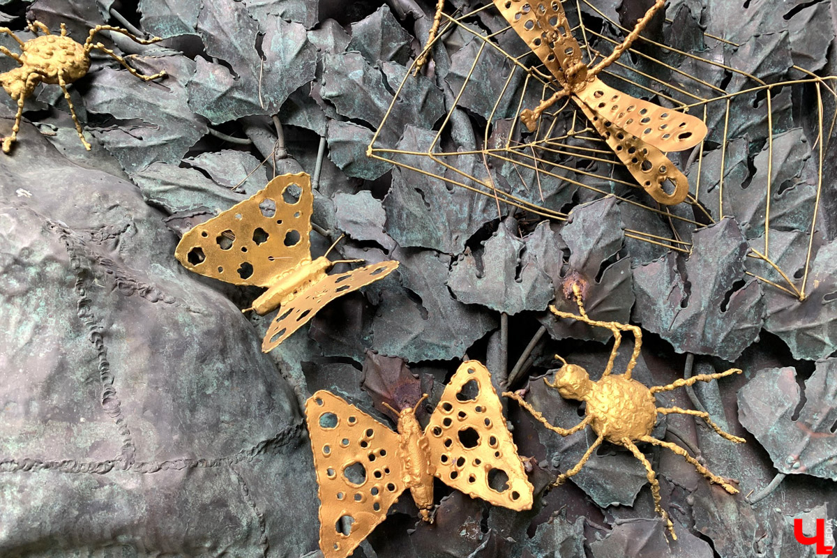 Переделкино        — легендарный дачный поселок, где жили и        творили известные писатели и        поэты. Но        одно место буквально разрушает привычные представления! Это Дом-музей скульптора Зураба Церетели. Зачарованный сад населяют гигантские фигуры, крошечные персонажи, сверкающие мозаикой животные, золотые птицы и        известные герои разных эпох. Столь необычная локация стала одной из        целей нового маршрута для поездки выходного дня.