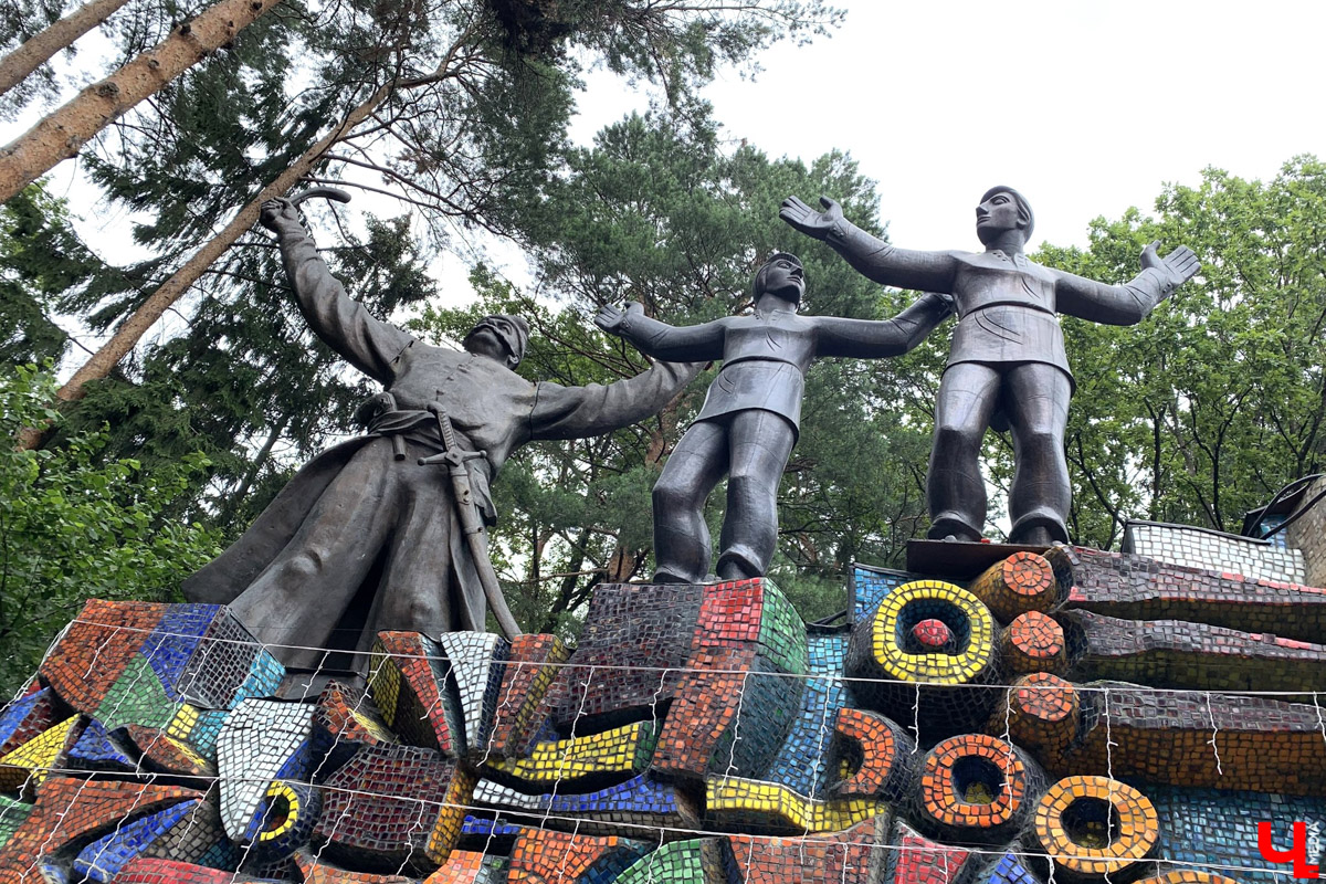 Переделкино        — легендарный дачный поселок, где жили и        творили известные писатели и        поэты. Но        одно место буквально разрушает привычные представления! Это Дом-музей скульптора Зураба Церетели. Зачарованный сад населяют гигантские фигуры, крошечные персонажи, сверкающие мозаикой животные, золотые птицы и        известные герои разных эпох. Столь необычная локация стала одной из        целей нового маршрута для поездки выходного дня.