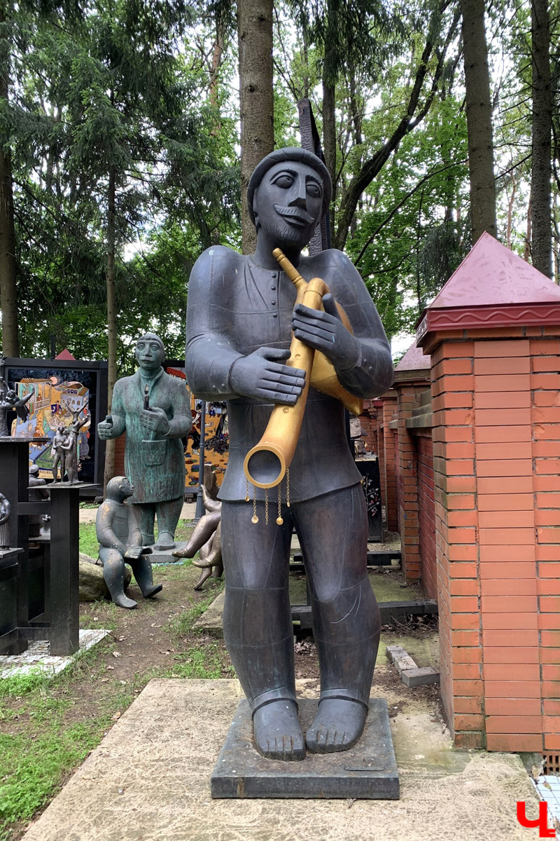 Переделкино        — легендарный дачный поселок, где жили и        творили известные писатели и        поэты. Но        одно место буквально разрушает привычные представления! Это Дом-музей скульптора Зураба Церетели. Зачарованный сад населяют гигантские фигуры, крошечные персонажи, сверкающие мозаикой животные, золотые птицы и        известные герои разных эпох. Столь необычная локация стала одной из        целей нового маршрута для поездки выходного дня.