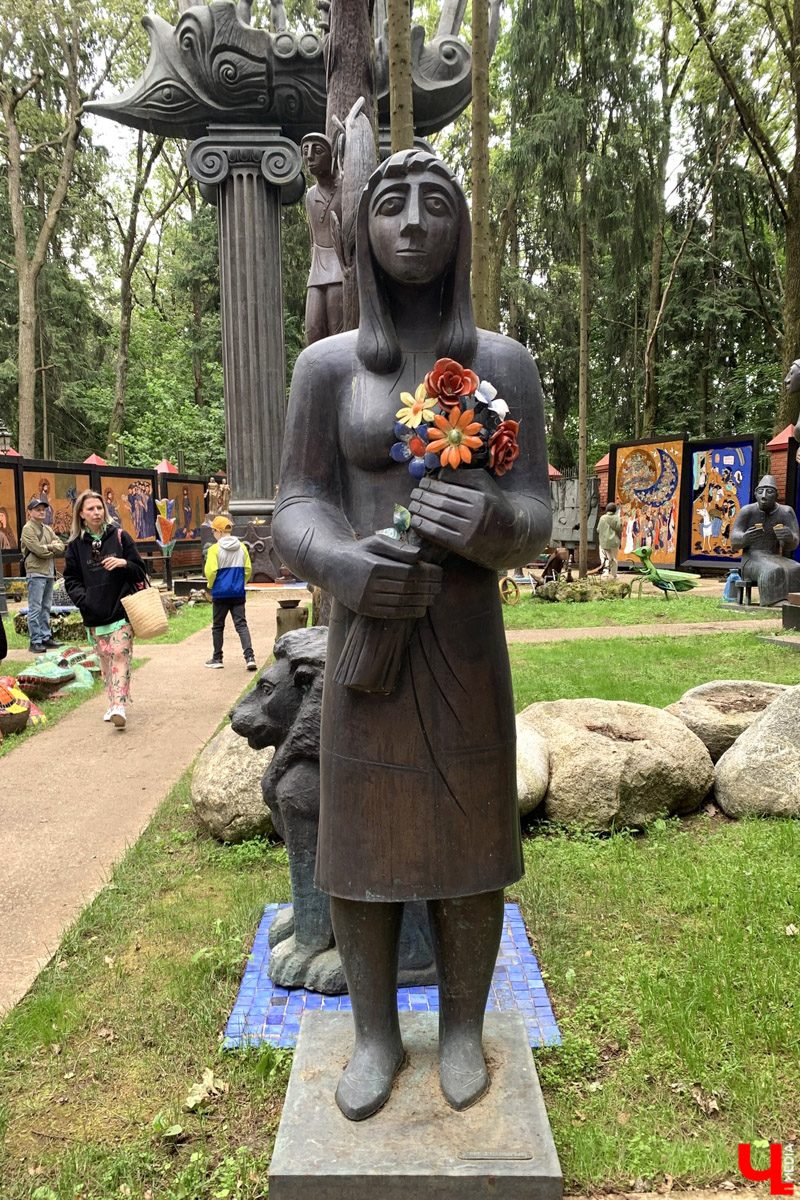 Переделкино        — легендарный дачный поселок, где жили и        творили известные писатели и        поэты. Но        одно место буквально разрушает привычные представления! Это Дом-музей скульптора Зураба Церетели. Зачарованный сад населяют гигантские фигуры, крошечные персонажи, сверкающие мозаикой животные, золотые птицы и        известные герои разных эпох. Столь необычная локация стала одной из        целей нового маршрута для поездки выходного дня.