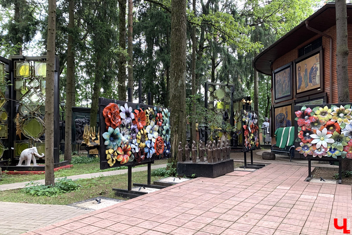 Переделкино        — легендарный дачный поселок, где жили и        творили известные писатели и        поэты. Но        одно место буквально разрушает привычные представления! Это Дом-музей скульптора Зураба Церетели. Зачарованный сад населяют гигантские фигуры, крошечные персонажи, сверкающие мозаикой животные, золотые птицы и        известные герои разных эпох. Столь необычная локация стала одной из        целей нового маршрута для поездки выходного дня.