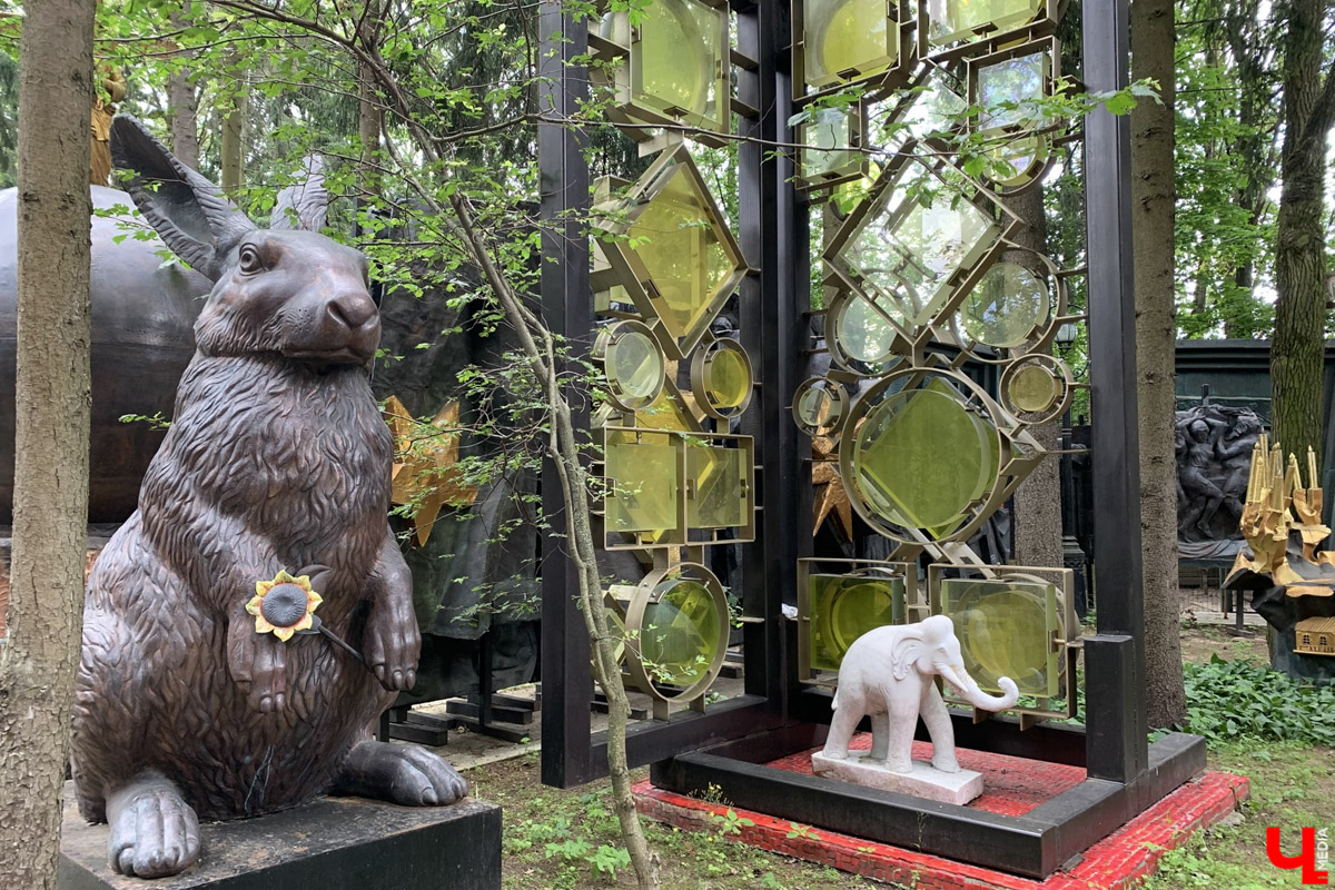 Переделкино        — легендарный дачный поселок, где жили и        творили известные писатели и        поэты. Но        одно место буквально разрушает привычные представления! Это Дом-музей скульптора Зураба Церетели. Зачарованный сад населяют гигантские фигуры, крошечные персонажи, сверкающие мозаикой животные, золотые птицы и        известные герои разных эпох. Столь необычная локация стала одной из        целей нового маршрута для поездки выходного дня.