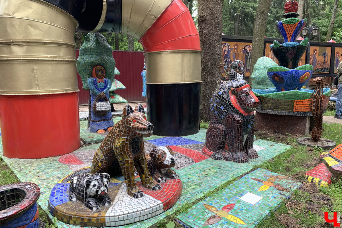 Переделкино        — легендарный дачный поселок, где жили и        творили известные писатели и        поэты. Но        одно место буквально разрушает привычные представления! Это Дом-музей скульптора Зураба Церетели. Зачарованный сад населяют гигантские фигуры, крошечные персонажи, сверкающие мозаикой животные, золотые птицы и        известные герои разных эпох. Столь необычная локация стала одной из        целей нового маршрута для поездки выходного дня.