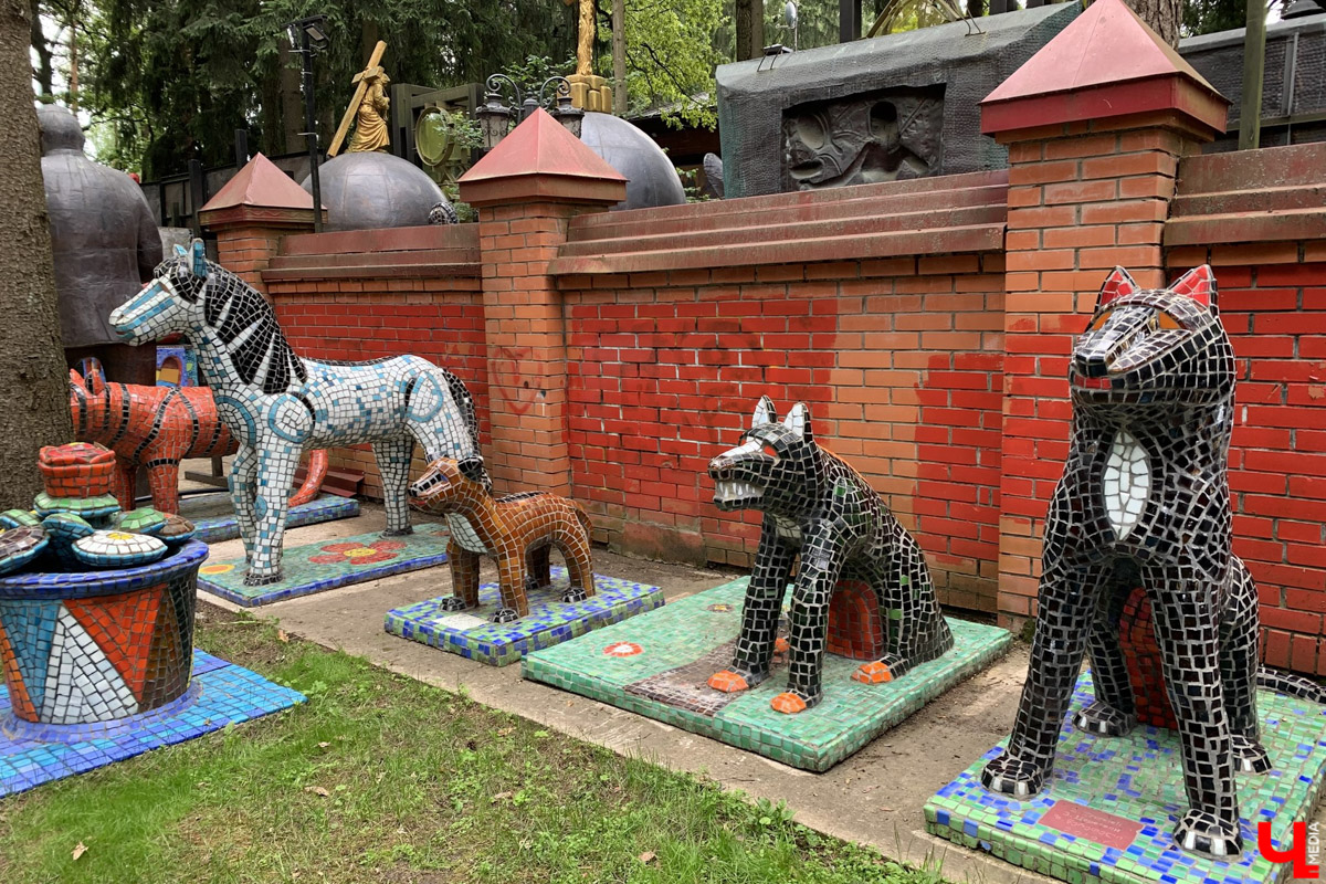 Переделкино        — легендарный дачный поселок, где жили и        творили известные писатели и        поэты. Но        одно место буквально разрушает привычные представления! Это Дом-музей скульптора Зураба Церетели. Зачарованный сад населяют гигантские фигуры, крошечные персонажи, сверкающие мозаикой животные, золотые птицы и        известные герои разных эпох. Столь необычная локация стала одной из        целей нового маршрута для поездки выходного дня.