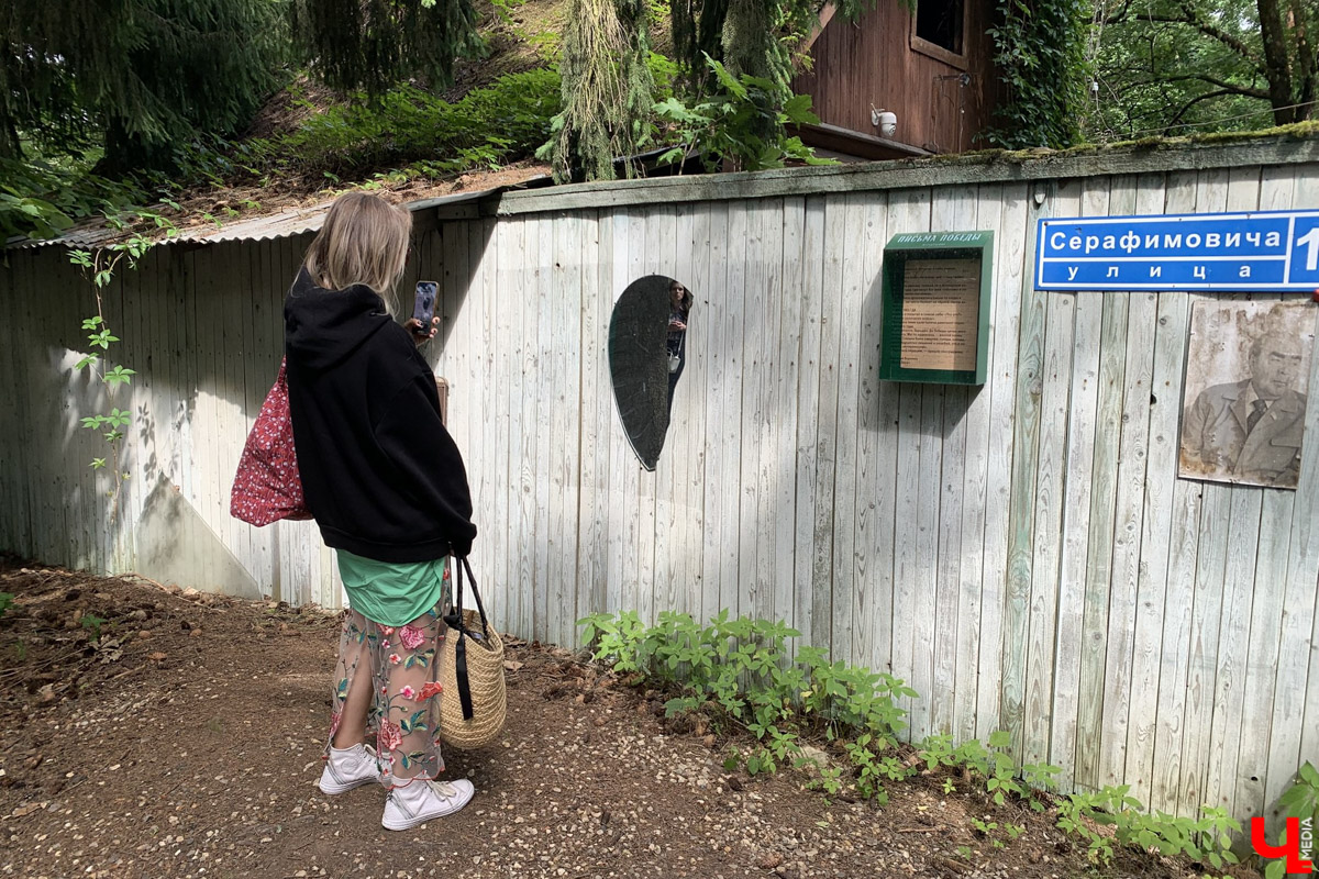 Переделкино        — легендарный дачный поселок, где жили и        творили известные писатели и        поэты. Но        одно место буквально разрушает привычные представления! Это Дом-музей скульптора Зураба Церетели. Зачарованный сад населяют гигантские фигуры, крошечные персонажи, сверкающие мозаикой животные, золотые птицы и        известные герои разных эпох. Столь необычная локация стала одной из        целей нового маршрута для поездки выходного дня.