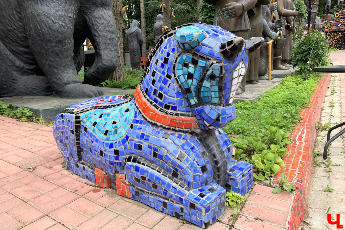 Переделкино        — легендарный дачный поселок, где жили и        творили известные писатели и        поэты. Но        одно место буквально разрушает привычные представления! Это Дом-музей скульптора Зураба Церетели. Зачарованный сад населяют гигантские фигуры, крошечные персонажи, сверкающие мозаикой животные, золотые птицы и        известные герои разных эпох. Столь необычная локация стала одной из        целей нового маршрута для поездки выходного дня.