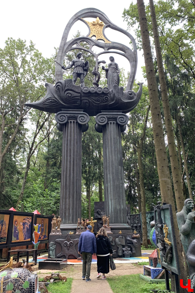 Переделкино        — легендарный дачный поселок, где жили и        творили известные писатели и        поэты. Но        одно место буквально разрушает привычные представления! Это Дом-музей скульптора Зураба Церетели. Зачарованный сад населяют гигантские фигуры, крошечные персонажи, сверкающие мозаикой животные, золотые птицы и        известные герои разных эпох. Столь необычная локация стала одной из        целей нового маршрута для поездки выходного дня.