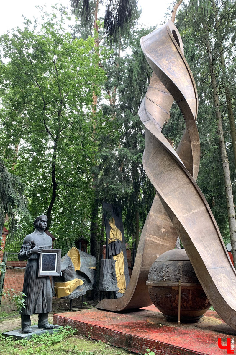 Переделкино        — легендарный дачный поселок, где жили и        творили известные писатели и        поэты. Но        одно место буквально разрушает привычные представления! Это Дом-музей скульптора Зураба Церетели. Зачарованный сад населяют гигантские фигуры, крошечные персонажи, сверкающие мозаикой животные, золотые птицы и        известные герои разных эпох. Столь необычная локация стала одной из        целей нового маршрута для поездки выходного дня.